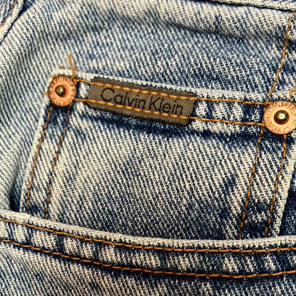 CalvinKlein women Jeans,12. Straight leg, 5pocket, back leather patch. Lt denim.